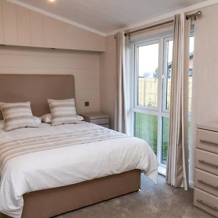 Nyaraló Holly Whitby