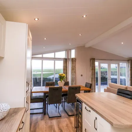 Holly Nyaraló Whitby